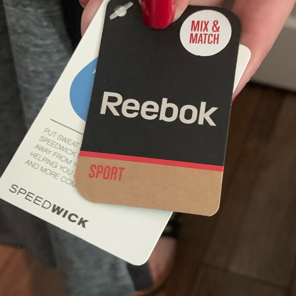 NWT Reebok speedwick tank size medium - Picture 3 of 4
